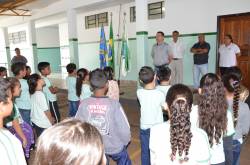 Prefeito Acácio entrega os novos banheiros da Escola Maria José