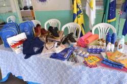 AABB Comunidade entrega Kits de materiais  para os alunos