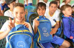 AABB Comunidade entrega Kits de materiais  para os alunos