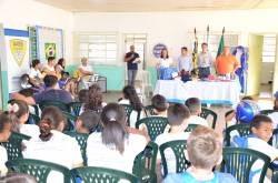 AABB Comunidade entrega Kits de materiais  para os alunos