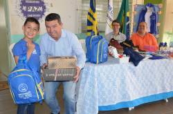 AABB Comunidade entrega Kits de materiais  para os alunos