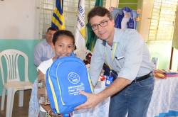AABB Comunidade entrega Kits de materiais  para os alunos