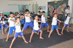 AABB Comunidade entrega Kits de materiais  para os alunos