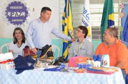 AABB Comunidade entrega Kits de materiais  para os alunos