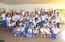 AABB Comunidade entrega Kits de materiais  para os alunos