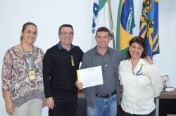 PREFEITO ACÁCIO SECCI RECEBE HOMENAGEM DOS CORREIOS.