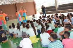 Estudantes participam de aula prática de trânsito