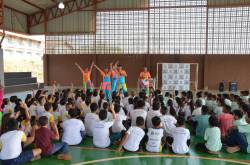 Estudantes participam de aula prática de trânsito