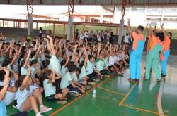 Estudantes participam de aula prática de trânsito