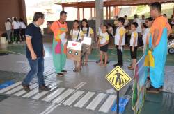 Estudantes participam de aula prática de trânsito