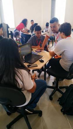 Estudantes desenvolvem projetos inovadores durante Hackathon do CEEP AssaÍ