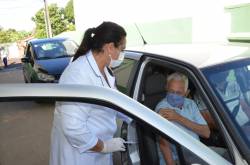 IDOSOS ACIMA DE 90 ANOS RECEBEM A PRIMEIRA DOSE DA VACINA CONTRA A COVID-19