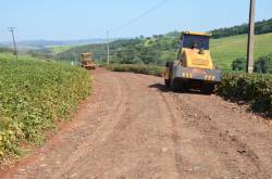 MANUTENÇÃO DA ESTRADA RURAL NA SEÇÃO CERRO LEÃO.