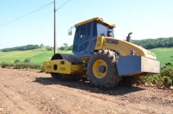 MANUTENÇÃO DA ESTRADA RURAL NA SEÇÃO CERRO LEÃO.