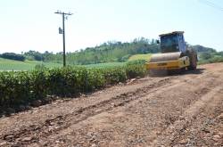 MANUTENÇÃO DA ESTRADA RURAL NA SEÇÃO CERRO LEÃO.