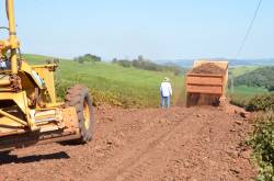 MANUTENÇÃO DA ESTRADA RURAL NA SEÇÃO CERRO LEÃO.