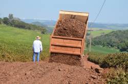 MANUTENÇÃO DA ESTRADA RURAL NA SEÇÃO CERRO LEÃO.