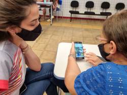 TERCEIRA IDADE PARTICIPA DE CURSO DE UTILIZAÇÃO DE SMARTPHONE.