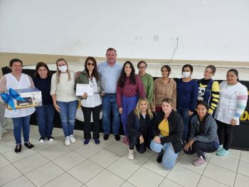 PREFEITO TUTI PRESENTEIA CMEI E ESCOLAS EM GRATIDÃO A PARTICIPAÇÃO NO DESFILE DE 90 ANOS DE ASSAÍ. 