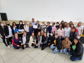 PREFEITO TUTI PRESENTEIA CMEI E ESCOLAS EM GRATIDÃO A PARTICIPAÇÃO NO DESFILE DE 90 ANOS DE ASSAÍ. 