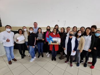 PREFEITO TUTI PRESENTEIA CMEI E ESCOLAS EM GRATIDÃO A PARTICIPAÇÃO NO DESFILE DE 90 ANOS DE ASSAÍ. 