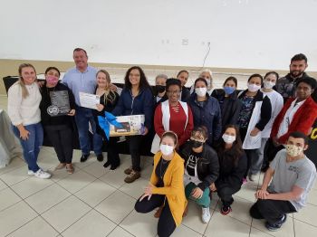 PREFEITO TUTI PRESENTEIA CMEI E ESCOLAS EM GRATIDÃO A PARTICIPAÇÃO NO DESFILE DE 90 ANOS DE ASSAÍ. 