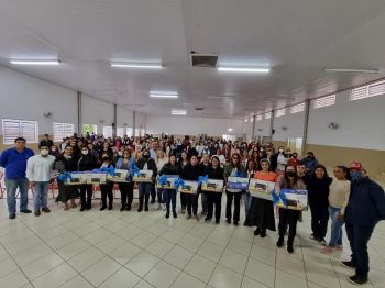 PREFEITO TUTI PRESENTEIA CMEI E ESCOLAS EM GRATIDÃO A PARTICIPAÇÃO NO DESFILE DE 90 ANOS DE ASSAÍ. 