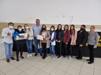 PREFEITO TUTI PRESENTEIA CMEI E ESCOLAS EM GRATIDÃO A PARTICIPAÇÃO NO DESFILE DE 90 ANOS DE ASSAÍ. 