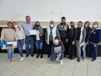 PREFEITO TUTI PRESENTEIA CMEI E ESCOLAS EM GRATIDÃO A PARTICIPAÇÃO NO DESFILE DE 90 ANOS DE ASSAÍ. 