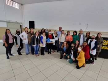 PREFEITO TUTI PRESENTEIA CMEI E ESCOLAS EM GRATIDÃO A PARTICIPAÇÃO NO DESFILE DE 90 ANOS DE ASSAÍ. 