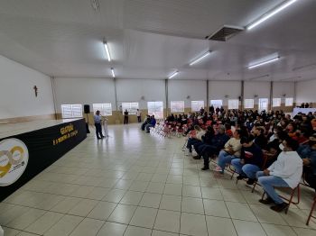 PREFEITO TUTI PRESENTEIA CMEI E ESCOLAS EM GRATIDÃO A PARTICIPAÇÃO NO DESFILE DE 90 ANOS DE ASSAÍ. 
