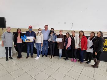 PREFEITO TUTI PRESENTEIA CMEI E ESCOLAS EM GRATIDÃO A PARTICIPAÇÃO NO DESFILE DE 90 ANOS DE ASSAÍ. 