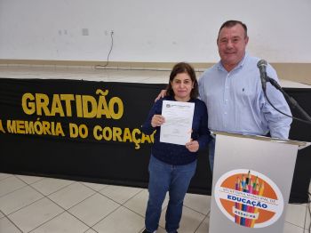 PREFEITO TUTI PRESENTEIA CMEI E ESCOLAS EM GRATIDÃO A PARTICIPAÇÃO NO DESFILE DE 90 ANOS DE ASSAÍ. 