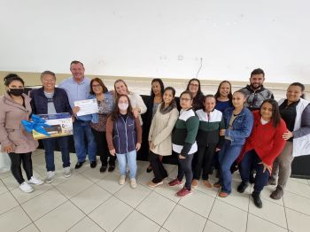 PREFEITO TUTI PRESENTEIA CMEI E ESCOLAS EM GRATIDÃO A PARTICIPAÇÃO NO DESFILE DE 90 ANOS DE ASSAÍ. 