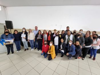 PREFEITO TUTI PRESENTEIA CMEI E ESCOLAS EM GRATIDÃO A PARTICIPAÇÃO NO DESFILE DE 90 ANOS DE ASSAÍ. 