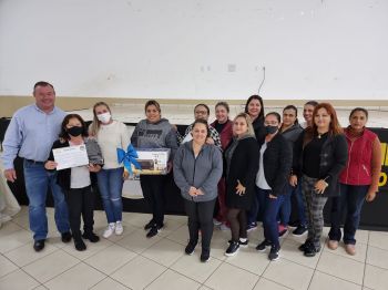 PREFEITO TUTI PRESENTEIA CMEI E ESCOLAS EM GRATIDÃO A PARTICIPAÇÃO NO DESFILE DE 90 ANOS DE ASSAÍ. 
