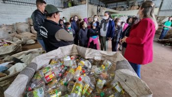 ALUNOS DA REDE MUNICIPAL VISITAM A ASSOCIAÇÃO DE RECICLAGEM.