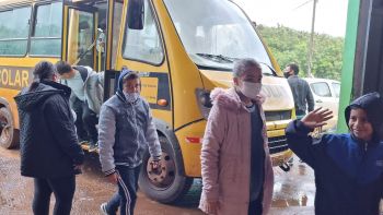 ALUNOS DA REDE MUNICIPAL VISITAM A ASSOCIAÇÃO DE RECICLAGEM.