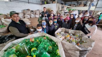 ALUNOS DA REDE MUNICIPAL VISITAM A ASSOCIAÇÃO DE RECICLAGEM.