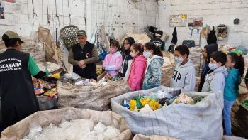 ALUNOS DA REDE MUNICIPAL VISITAM A ASSOCIAÇÃO DE RECICLAGEM.