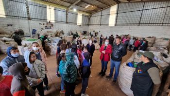 ALUNOS DA REDE MUNICIPAL VISITAM A ASSOCIAÇÃO DE RECICLAGEM.