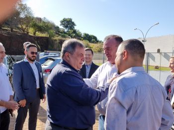 MINISTRO PAULO ALVIM VISITA ASSAÍ E DESTINA 2 MILHÕES PARA ESTRUTURAÇÃO DOS LABORATÓRIOS DO CEEP ASSAÍ.