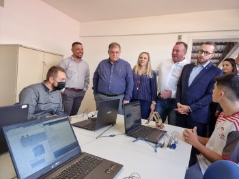 MINISTRO PAULO ALVIM VISITA ASSAÍ E DESTINA 2 MILHÕES PARA ESTRUTURAÇÃO DOS LABORATÓRIOS DO CEEP ASSAÍ.