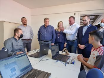 MINISTRO PAULO ALVIM VISITA ASSAÍ E DESTINA 2 MILHÕES PARA ESTRUTURAÇÃO DOS LABORATÓRIOS DO CEEP ASSAÍ.