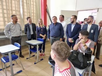MINISTRO PAULO ALVIM VISITA ASSAÍ E DESTINA 2 MILHÕES PARA ESTRUTURAÇÃO DOS LABORATÓRIOS DO CEEP ASSAÍ.