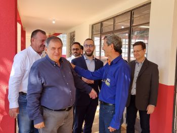 MINISTRO PAULO ALVIM VISITA ASSAÍ E DESTINA 2 MILHÕES PARA ESTRUTURAÇÃO DOS LABORATÓRIOS DO CEEP ASSAÍ.