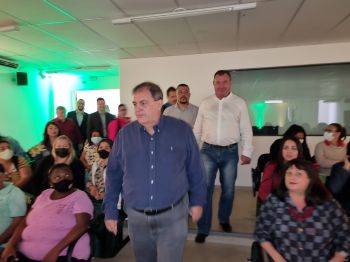 MINISTRO PAULO ALVIM VISITA ASSAÍ E DESTINA 2 MILHÕES PARA ESTRUTURAÇÃO DOS LABORATÓRIOS DO CEEP ASSAÍ.