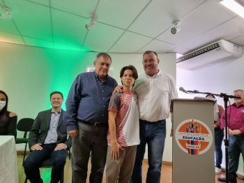 MINISTRO PAULO ALVIM VISITA ASSAÍ E DESTINA 2 MILHÕES PARA ESTRUTURAÇÃO DOS LABORATÓRIOS DO CEEP ASSAÍ.