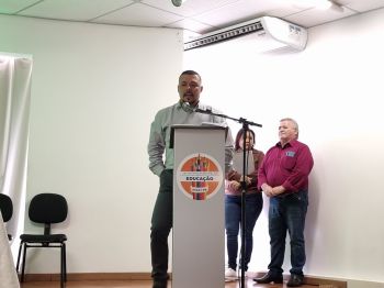 MINISTRO PAULO ALVIM VISITA ASSAÍ E DESTINA 2 MILHÕES PARA ESTRUTURAÇÃO DOS LABORATÓRIOS DO CEEP ASSAÍ.