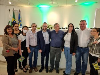 MINISTRO PAULO ALVIM VISITA ASSAÍ E DESTINA 2 MILHÕES PARA ESTRUTURAÇÃO DOS LABORATÓRIOS DO CEEP ASSAÍ.